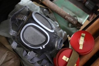 Was sollte NVA-Soldaten im Ernstfall gespritzt werden? - NVA-Soldaten waren dank ihrer persönlichen Schutzausrüstung auf verschiedenste Eventualitäten im Gefechtsgeschehen vorbereitet. Neben der Gasmaske gehörten zu den Bestandteilen unter anderem Spritzen mit Mitteln gegen Nervengifte und gegen die unmittelbaren Folgen eines atomaren Angriffs.