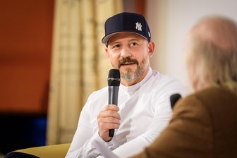 Was Speck, Blumenkohl und Kopfsalat im Dessert zu suchen haben: „Das große Backen“-Juror Christian Hümbs gibt Tipps aus seiner Küche - Christian Hümbs, hier bei der Übergabe seiner Rezeptdokumentation in Dresden, im Gespräch mit dem Gastronomiekritiker Jürgen Dollase.