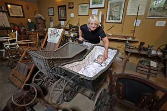 Was St. Egidien zum Lugauer Festumzug beisteuert - Lugaus Hauptamtsleiterin Alexandra Lorenz-Kuniß mit einigen der Wagen, die den Festumzug in Lugau bereichern werden. Im Heimatmuseum von St. Egidien konnten die Verantwortlichen aus dem Vollen schöpfen.