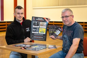 Was steckt hinter „Casus Kultur“? Neue Reihe startet in Mühlau mit Musik, Lesung, Kabarett und Comedy - Pascal Köhler (l.), Initiator der Reihe „Casus Kultur“, und Mario Windrich vom Kulturverein Linde Mühlau werben mit Flyern für die neue Veranstaltungsreihe.