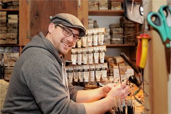 Was steckt hinter den Figuren vom legendären Männel-Lahl? - Konstantin Brückner aus Mildenau beherrscht ein seltenes erzgebirgisches Kunsthandwerk. Foto: Ronny Küttner