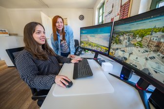 Was Stollbergs neue Homepage kann - Céline Roscher (l.) aus der Abteilung Kultur und IT-Expertin Nadine Ontyd haben maßgeblichen Anteil an der Erneuerung des Onlineauftritts.
