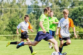 Was Thalheims Bürgermeister im Nebenjob beim FC Erzgebirge Aue macht - Thalheims Bürgermeister Nico Dittmann in Aktion auf dem Fußballplatz.