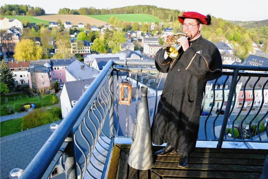 Was Thums Türmer antreibt - Der Thumer Türmer Matthias Barth heute mit Ruftrichter und Blasinstrument auf dem Thumer Kirchturm. 