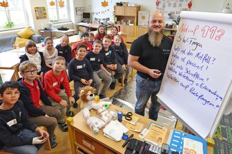 Was tun im Notfall? Kinder in Glauchau lernen vom Rettungs-Profi - Rettungs-Lehrer Florian Günther mit Kindern der Internationalen Grundschule Glauchau.