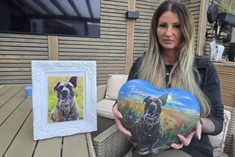 Was tun, wenn der Hund stirbt? Halter finden Trost bei der ersten Tierbestatterin im Landkreis Zwickau - Nora Knoch mit der individuell gefertigten Urne ihrer Hündin Tona. „Sie war ein wichtiges Familienmitglied“, sagt die Werdauerin.