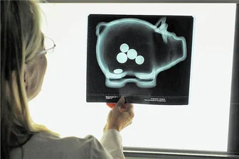 Was tun, wenn die Krankenkasse teurer wird? - Die Spargroschen der Krankenkassen sind fast aufgebraucht. Viele erhöhen deshalb ihre Beiträge.