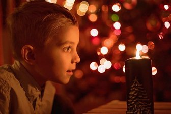 Was tun, wenn sich das Kind eine Brandverletzung zuzieht? - Zieht Kinder auch im Digitalzeitalter magisch an: Feuer.