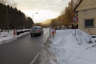 Was tut sich beim Brückenbau in Neuhausen? - Die Brückenbauarbeiten an der Staatsstraße 211 in Neuhausen ruhen derzeit witterungsbedingt.