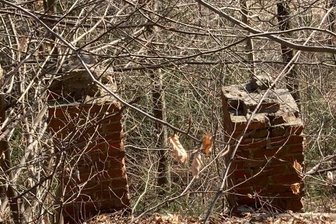 Was übrig blieb von der alten Schanze auf dem Heidelsberg - Reste des Kampfrichterturms der Heidelsbergschanze sind noch heute zu sehen. Der Schanzenrekord: Christian Heydels Satz auf 53 Meter.