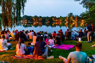 Was unternehmen wir am Wochenende mit der Familie? Ausgehtipps für Westsachsen - Am Freitagabend herrscht magische Atmosphäre beim Romantischen Lichterfest am illuminierten Zwickauer Schwanenteich.