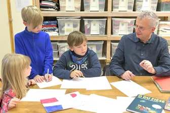 Was unterscheidet den Schneemann vom Schnee-Ehemann? Volkskunstschule Oederan zeigt Weihnachts-Cartoons - Zeichenkurs mit dem erfahrenen Cartoonisten: Kinder brachten erste Figuren und Bäume zu Papier.