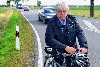 Was Uwe im Umspannwerk in Etzdorf elektrisiert - Ist ein erklärter Freund des Fahrradfahrens: Hainichens Oberbürgermeister Dieter Greysinger, hier an der B169 zwischen Falkenau und Gersdorf. 