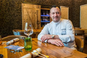 Was verschlägt einen erzgebirgischen Michelin-Sternekoch in ein ehemaliges Autohaus in Neukirchen? - Michelin-Sternekoch Benjamin Unger kommt mit einem besonderen Fünf-Gänge-Menü nach Neukirchen.