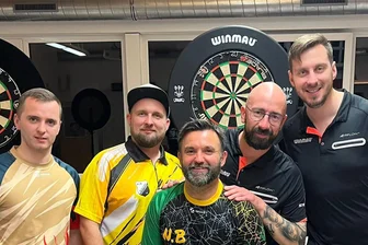 Was vier Glauchauer vom Dart-Profi Florian Hempel gelernt haben - Marvin Thiele, Florian Tröger, Nelson Bernardes und Robert Bauch von den Hornets Niederlungwitz (v.l.) haben im Workshop von Dart-Profi Florian Hempel (rechts) auch Kontakte geknüpft.