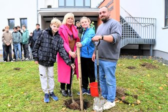 Was vogtländische Schüler werden wollen - oder halt auch nicht: Wie ein Baum bei dieser Frage helfen kann - Marc und Jeremy aus der 8b pflanzen mit Isolde Wördehoff und Martin Schenker einen Baum.