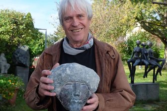 Was Volker Beier in Leukersdorf zeigt - Der Bildhauer Volker Beier mit der aus Serpentinit gefertigten Plastik "Thomas".