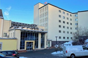 Was vom Reichenbacher Krankenhaus ab März bleiben soll - Die insolvente Paracelsus-Klinik Reichenbach im frostigen Dezember. Jetzt wird darum gerungen, dass am 31. März 2023 am Standort nicht alle Lichter ausgehen.