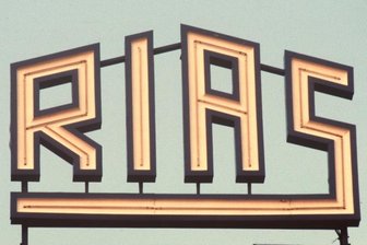 Was vom Rias übrig blieb - Das Logo des Rias Berlin auf dem Dach des Rundfunkhauses im Stadtteil Schöneberg auf einem Bild aus dem Jahr 1986. Der Radiosender wäre am 7. Februar 2021 75 Jahre alt geworden. Als "Drahtfunk im amerikanischen Sektor" war die Welle erstmals am 7. Februar 1946 auf Langwellen-Frequenz zu hören gewesen.