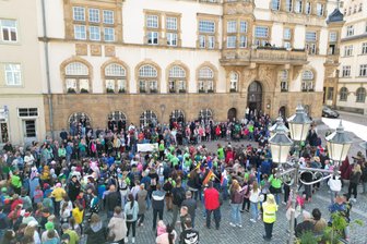 Was war am Montagvormittag auf dem Werdauer Markt los? - Zum Auftakt ihres Schuljubiläums waren die Umweltschüler am Montag vors Rathaus gezogen.
