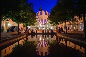 Was war denn da los? Ein Fesselballon im Schlosshof von Lichtenwalde - 