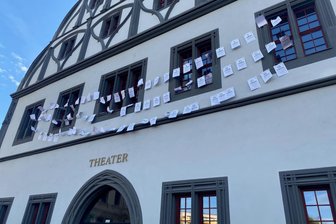 Was weht da am Zwickauer Gewandhaus im Wind? - Am Zwickauer Gewandhaus tauchten am Montag ungewöhnliche Plakate auf.