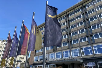 Was weht denn da? Kuriose Flagge vor Chemnitzer Hotel - Vor dem Hotel an der Oper weht eine Batman-Flagge. Aber warum?