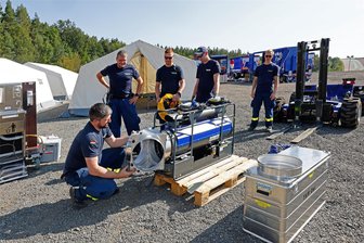 Was wenn das nächste Hochwasser kommt? Technisches Hilfswerk probt am Sachsenring Großeinsätze - Bei 30 Grad und reichlich Sonne beschäftigten sich die THW-Kräfte am Sachsenring auch mit einer Zeltheizung.