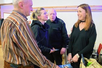 Was Wetterfrau Michaela Koschak gegen den Klimawandel selbst tut - Michaela Koschak hatte auch nach ihrem Vortrag im Reichenbacher Neuberinhaus viele Fragen zu beantworten, Bücher zu signieren oder Autogramme zu schreiben.
