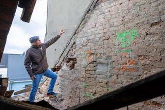 „Was wir vorgefunden haben, ist konstruktiv beispiellos“: Warum sich in Burgstädt der Abriss der Traditionsgaststätte „Haferkorn“ verzögerte - KWV-Mitarbeiter Tilo Geyer zeigt die Problemstelle, an der die Häuser aneinandergebaut waren.