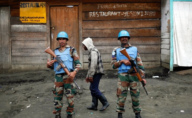 Was wird 2018 aus den UN-Missionen? - Zwei Soldaten der UN-Friedenstruppe bewachen in Goma (Kongo) eine Straße. Bei einem Rebellenangriff wurden im November mindestens 14 Blauhelm-Soldaten getötet. Die Missionen der UN sind nicht nur wegen der Gefahren umstritten.