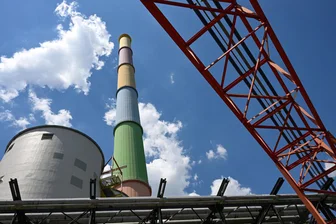 Was wird aus der bunten Esse in Chemnitz? Kraftwerksbetreiber und Denkmalschutz schließen Vertrag - Chemnitzer Wahrzeichen, das technisch ausgedient hat: der Schornstein des Heizkraftwerks.