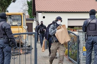 Was wird aus der Ermittlung zu Kretschmer-Mordplan? - Ermittler tragen Beweismaterial aus dem Haus eines Verdächtigen aus dem Pegida-Umfeld in Dresden.