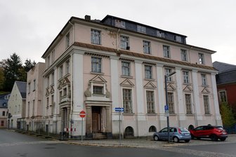 Was wird aus der früheren Deutschen Bank am Klingenthaler Marktplatz? - Gebäude der ehemaligen Deutschen Bank.