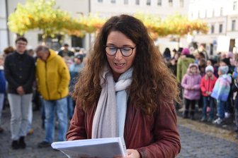 „Was wird aus Oelsnitz?“ Stadträtin vermisst Kreativität und Visionen - Mandy Günnel bei der Kinderdemo am Dienstag auf dem Oelsnitzer Markt. Die Grundschulleiterin und Stadträtin setzt sich für den Erhalt des Buchladens ein.