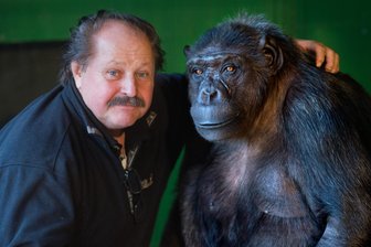 Was wird aus Robby? Streit um einen Zirkus-Affen - Zirkusdirektor Klaus Köhler (links) und Schimpanse Robby