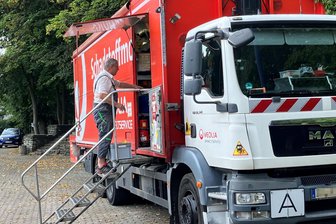 Was wird beim Schadstoffmobil im Erzgebirge alles abgegeben? - Das Schadstoffmobil hält auf dem Festplatz in Gelenau. Christoph Hofmann hat etwa Leuchtstoffröhren, Batterien und Knopfzellen dabei.