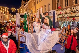 Was wird in diesem Jahr mit Weihnachtsmärkten? - Da war die Welt noch in Ordnung: Das bislang letzte Weihnachtsmännertreffen fand am 7. Dezember 2019 in Auerbach statt - hier der Umzug durch die Nicolaistraße.
