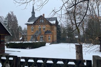 Was wird mit den kleinen Toiletten? - Nach Kita-Umzug im Vogtland zoffen sich Stadt und Eigentümer wegen stattlicher Villa - Bis vor wenigen Wochen tobten dort noch Kinder. Jetzt ist das ehemalige Gebäude der Kita Schwalbennest verwaist.