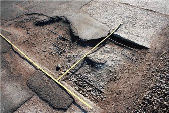 Was wird mit der Schlaglochpiste von Lauterbach? - Mehr als zwei Quadratmeter groß und im Schnitt zwehn Zentimeter tief ist dieses Schlagloch auf der Straße an der Milchviehanlage in Lauterbach.