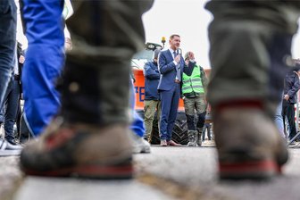 Was Wissenschaftler zur Resolution für den Mittelstand sagen: „Worthülsen“, „sehr pauschal“ – oder „Denkanstoß“? - Sachsens Ministerpräsident Michael Kretschmer (CDU) bei einer Demonstration des Vereins „Land schafft Verbindung“ in Oschatz. Der Verein will eine Resolution an Kretschmer übergeben.