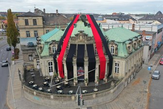 Was zu Halloween in Westsachsen los ist: Partys, Familienfeste und Konzerte zum Oktober-Ausklang - Ein Hingucker in Schwarz und Rot: Die Villa Mocc an der Zwickauer Humboldtstraße ist schon dekoriert für „Church of Hell“, das Vier-Tages-Halloween Festival.