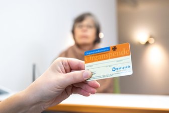 Was zur Organspende-Entscheidung in Deutschland gilt - Den Organspendeausweis bekommt man kostenfrei in Arztpraxen und Apotheken.