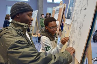 Was zwei Jungs aus Südafrika in Chemnitz entdecken - Bebe Nkanyiso (re.) und Lwqzi Bulase im Kunstunterricht an der Staffelei in der Chemnitzer Waldorfschule.