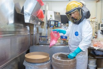Waschen, färben, stylen: Warum Jobs bei Wella zu den sichersten im Vogtland zählen - Sicherheit ist am Arbeitsplatz von Diana Siegert oberstes Gebot. Deshalb trägt sie einen Schutzanzug.