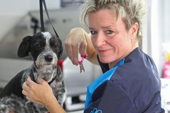 Waschen, föhnen, schneiden – Schweiz-Rückkehrerin eröffnet Hundesalon in Hohenstein-Ernstthal - Sandra Wittig ist aus der Schweiz in ihre Heimat zurückgekommen und hat den Hundesalon „Wächst ja wieder“ auf der Hüttengrundstraße eröffnet.