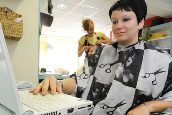 Sandra Klenner beim Friseur