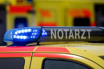 Waschleithe: 48-jähriger Fahrer eines Motorrollers bei Unfall an Parkplatzausfahrt schwer verletzt - Nach einem Unfall am Samstagnachmittag in Waschleithe war ärztliche Versorgung – hier ein Symbolbild – gefragt.