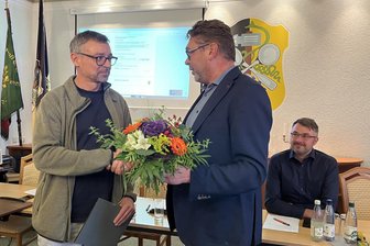 Waschleithe bekommt nach nur knapp einem Jahr einen neuen Ortsvorsteher - Rico Weiß (l.) wird Ortsvorsteher in Waschleithe. Stadtchef Mirko Geißler gratuliert.