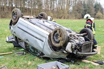 Waschleithe: Fahrzeug überschlägt sich – zwei verletzte Personen - Das Fahrzeug landete auf dem Dach auf der Wiese. Die beiden Insassen wurden bei dem Unfall schwer verletzt.
